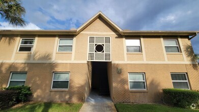 Building Photo - Updated First Floor 2/2 Condo in Hawthorne...