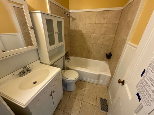 Building Photo - Adorable 3/1 in Marianna w/ Lawn Maintenance & Pest Control Included