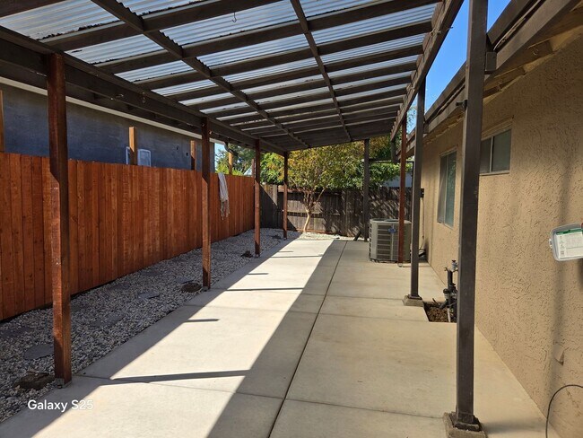 Building Photo - Three Bedroom Two Bathroom Home in Antelope