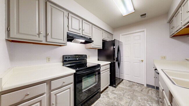 Building Photo - Adorable 2beds/2baths w/2 Parking spaced Included Available Now