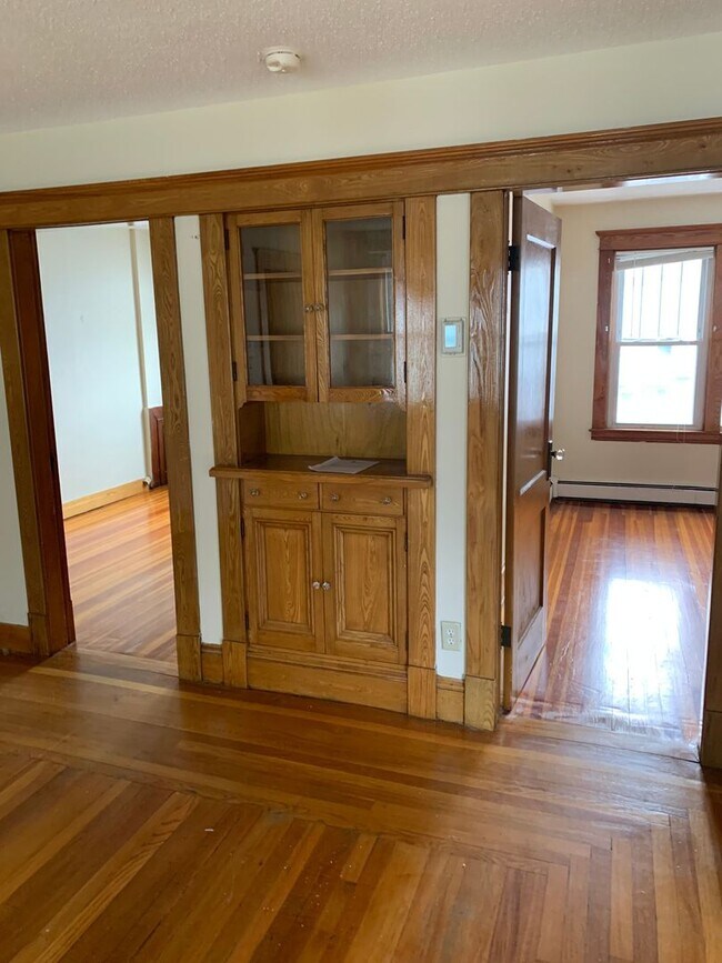 Building Photo - Large three bedroom