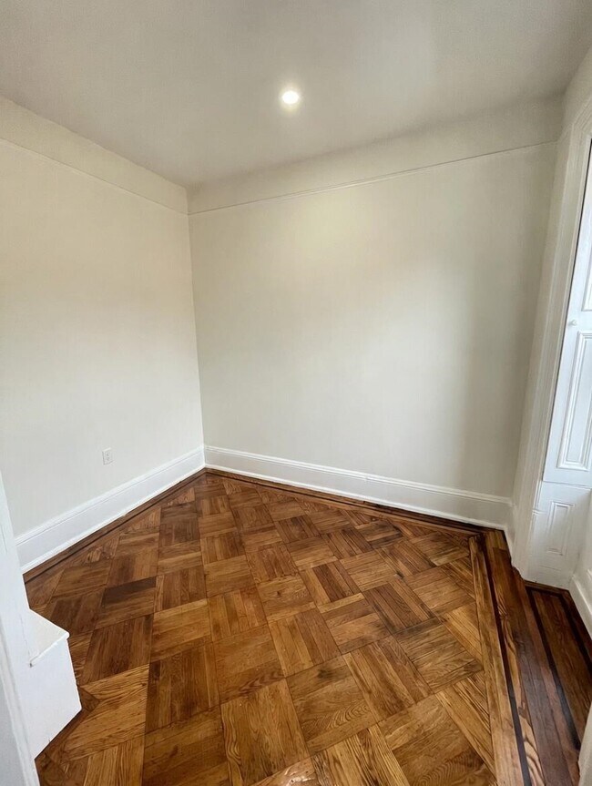 Building Photo - 569 Jersey Ave