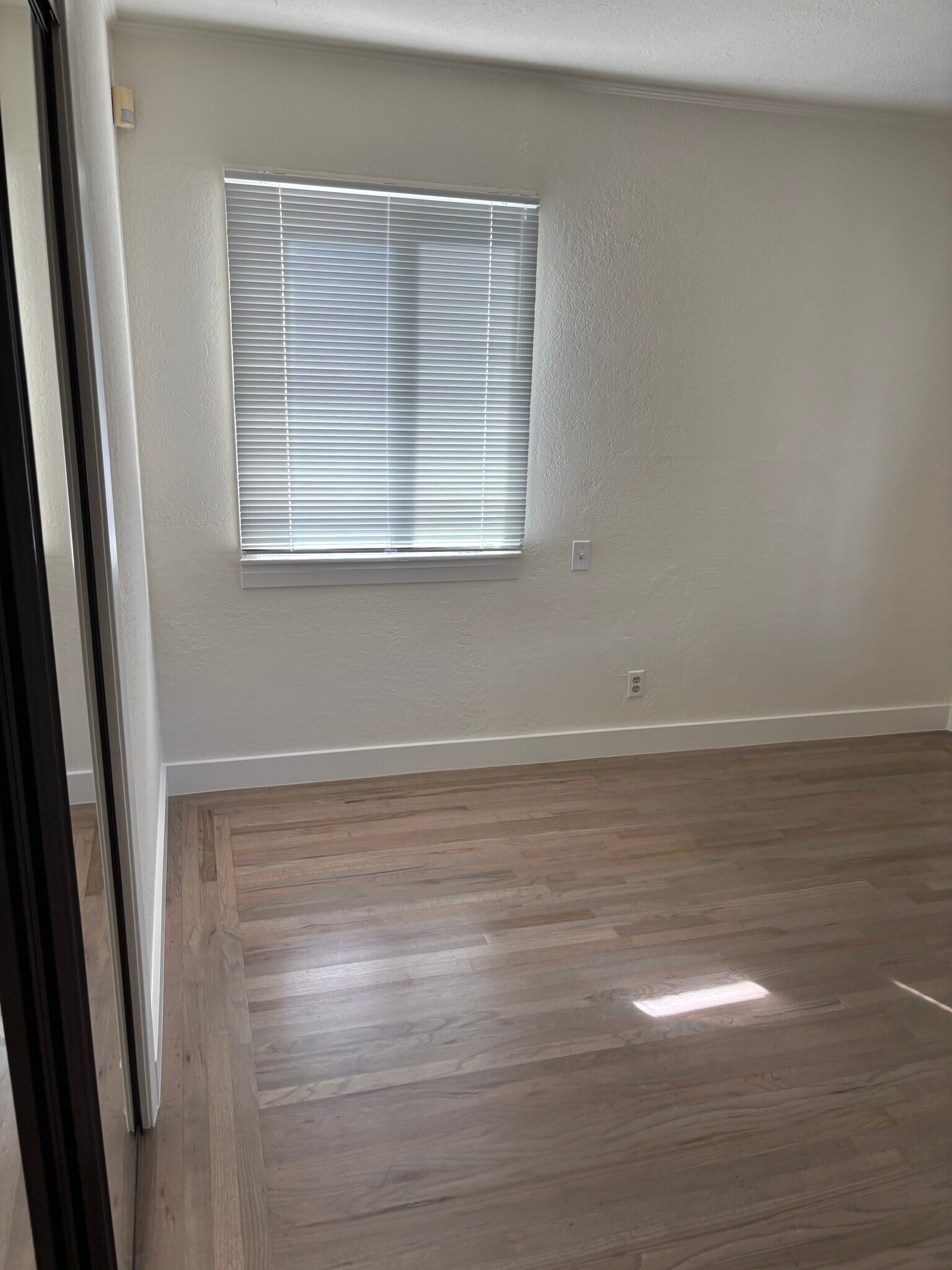 bedrooms have blinds - 128 N Kingston St