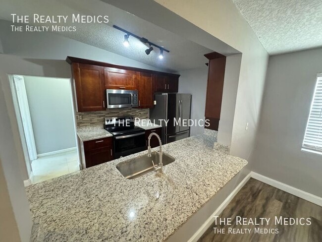 Building Photo - 1102 Egan Dr