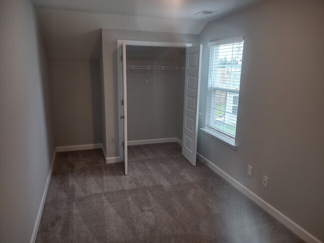 Building Photo - 1031 Ashcroft Cir