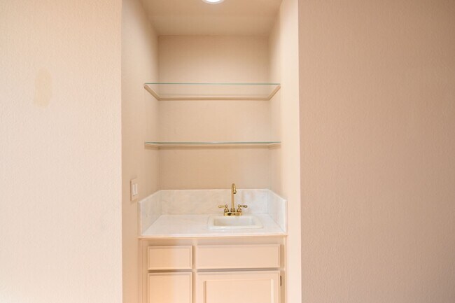 Building Photo - Tranquil / Updated Townhome in Gated in Vi...