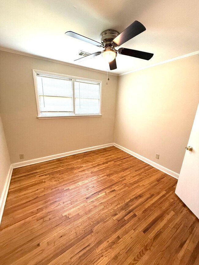 Building Photo - ** 3 bed 1 bath located in Highland Garden...