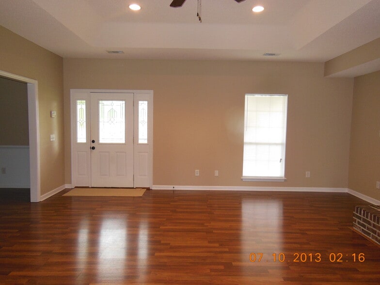 Large and Spacious Living/Family Room - 1906 Parker Rd