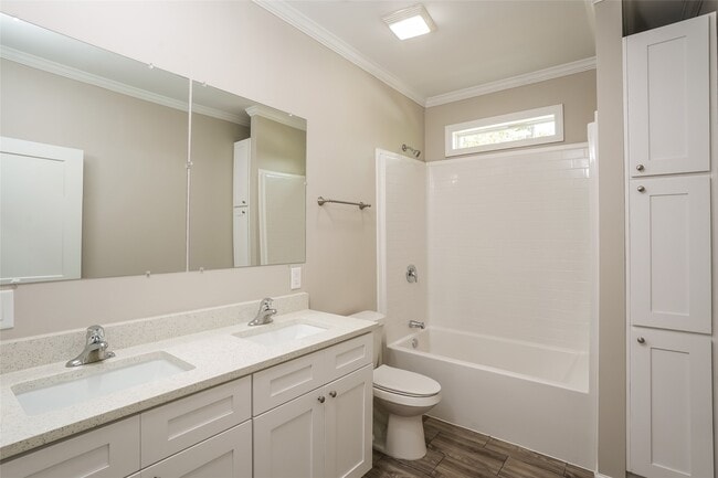 Building Photo - 9330 Crestview Dr