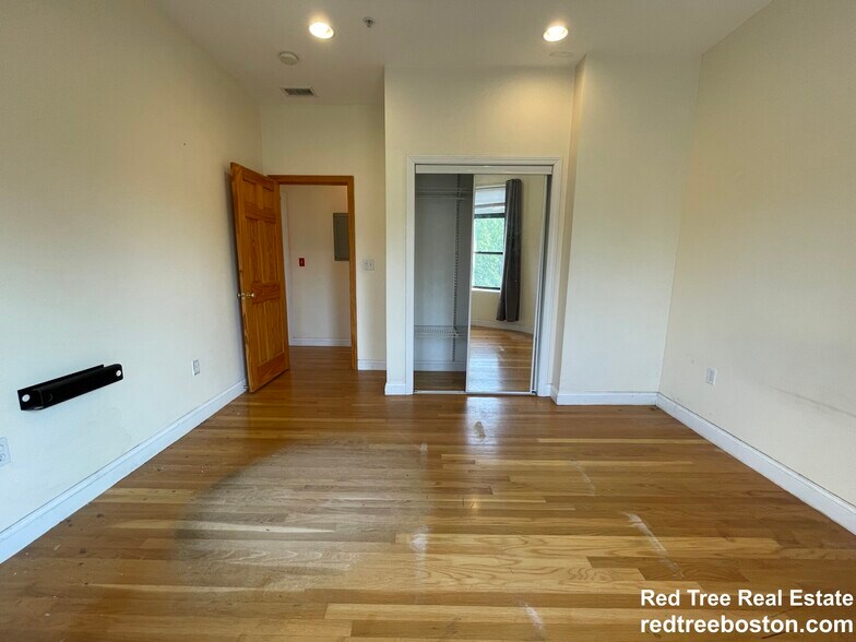 Building Photo - 1801 Beacon St