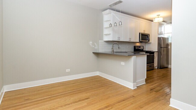 Building Photo - Stunning 1 Bed 1 Bath available in the Lincoln square area.