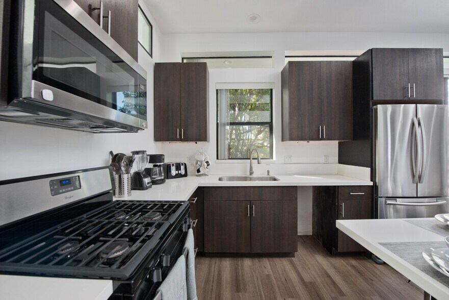 Kitchen - 809 Warren Ave