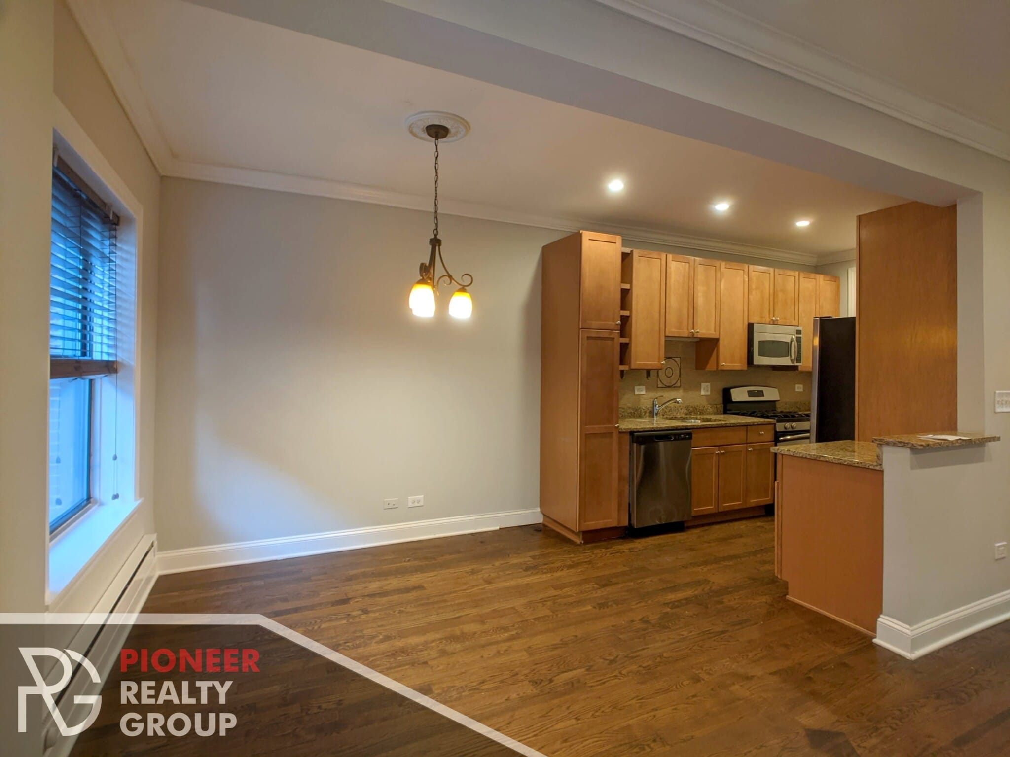 Building Photo - 736 W Addison St