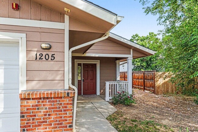 Building Photo - 1205 Raven Pl