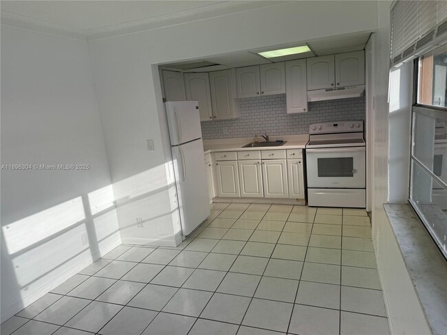 Building Photo - $2,100MONTHY;2008 PIERCE ST #3 HOLLYWOOD, ...