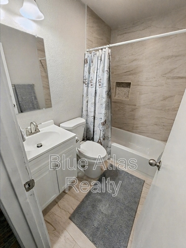 Building Photo - 1613 Continental Dr