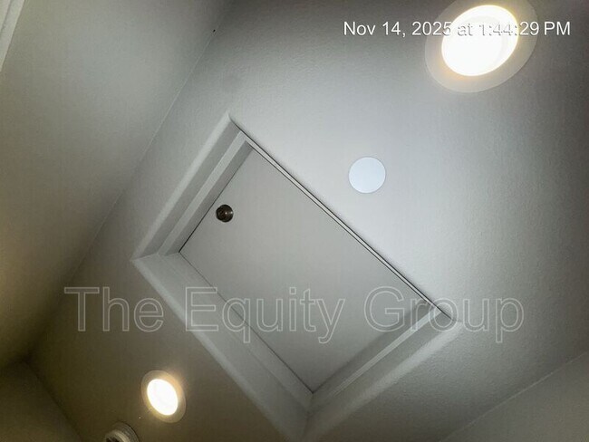 Building Photo - 418 S Summit St