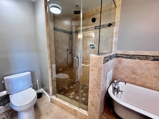 Building Photo - Beautiful waterfront home