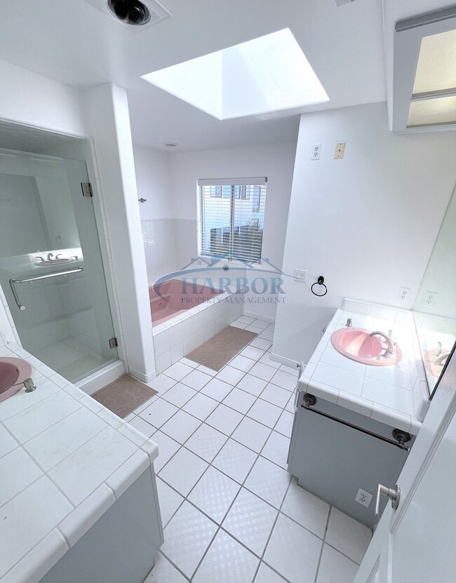 Building Photo - 3507 S Kerckhoff Ave