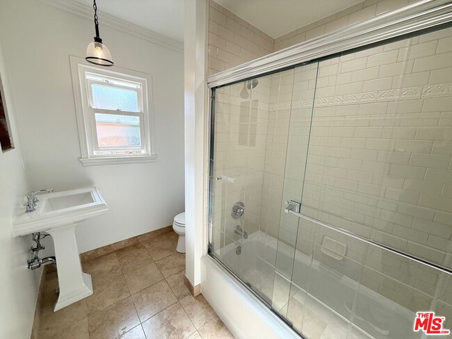 Building Photo - 204 S Reeves Dr