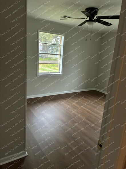 Building Photo - 1836 Ridgefield Ave