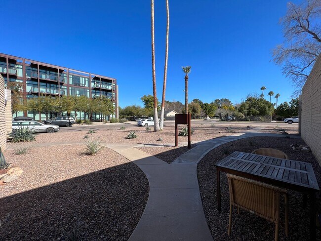 Building Photo - Arcadia-Biltmore area apartment -- MOVE IN...