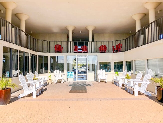 Building Photo - 8817 S Thomas Dr