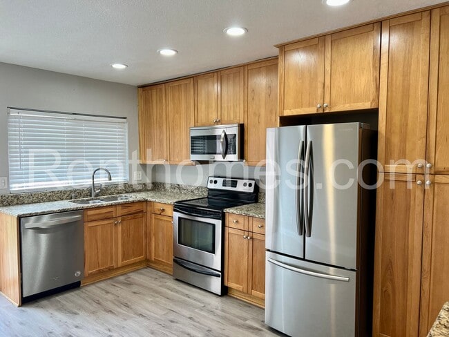Building Photo - Escondido, 1463-E N Broadway, Wood Floors,...