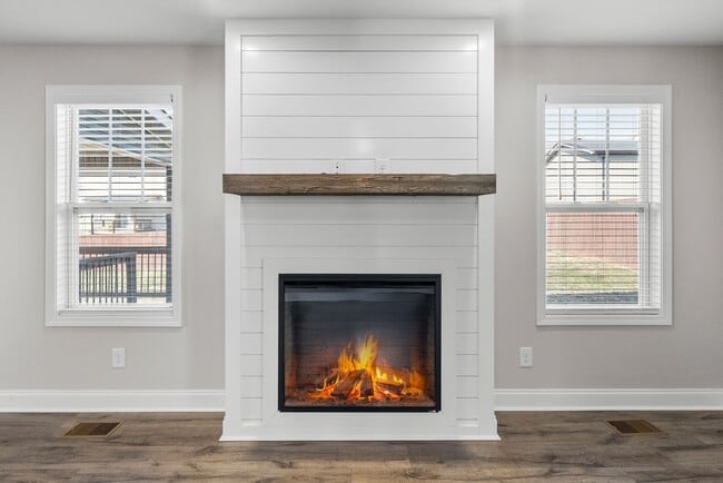 Building Photo - Pet Friendly Three Bedroom with Bonus!