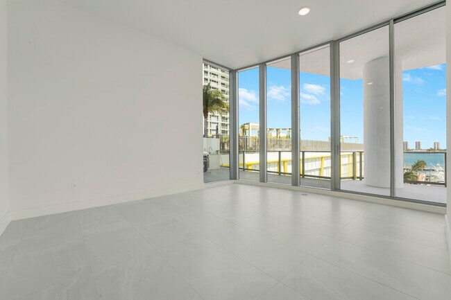 Building Photo - 220 Lake Shore Dr