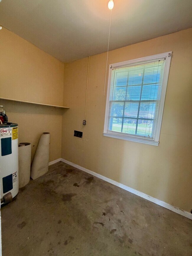 Building Photo - 2 Bed/1 Bath House