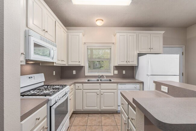 Building Photo - Available August 2026! Charming 4 Bed, 2.5...