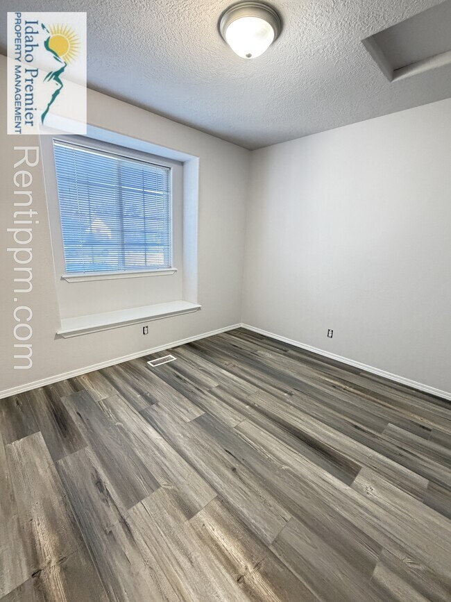 Building Photo - 2200 E Grapewood Dr