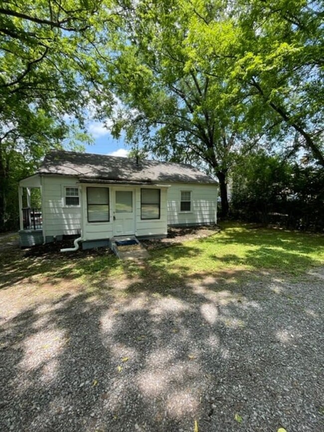 Building Photo - 2 bedroom, 1 bath home Short term or Long term lease options - Call Debra Johnson 865-591-8281