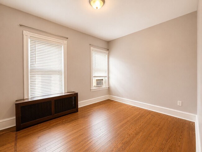 Building Photo - Charming Manayunk Rowhome with Private Yard & Front Porch Near Main Street