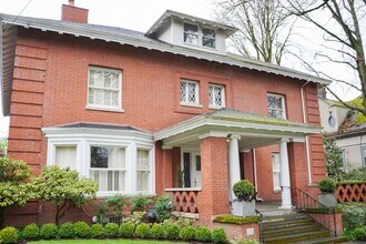 Building Photo - FREE PARKING! Spacious Nob Hill Historic Property with a Fireplace & Vintage Details!