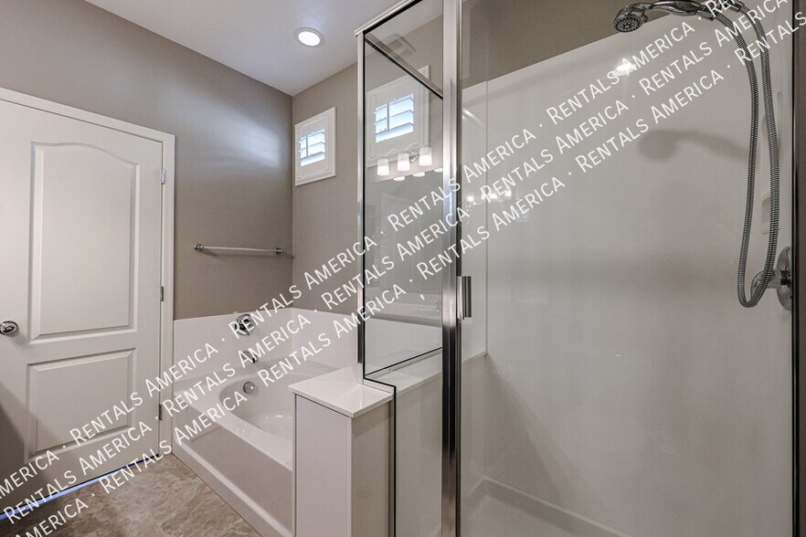 Building Photo - 4212 E Erie St