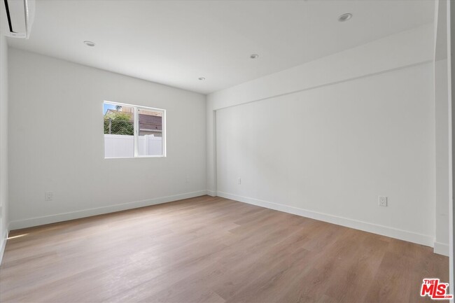 Building Photo - 3754 1/2 Veteran Ave