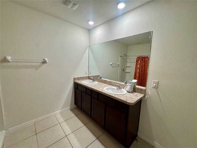 Building Photo - 16461 Little Garden Dr