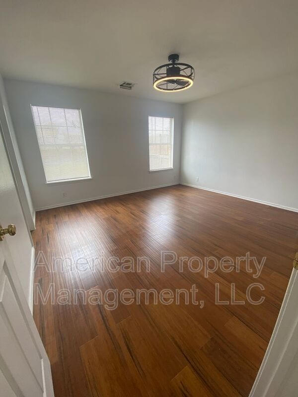 Building Photo - 6318 S Newport Ave