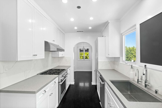 Building Photo - 1516 S Crest Dr