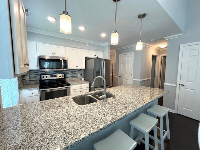 Building Photo - ONE MONTH FREE with a sixteen-month lease. Two Bedroom, Furnished Condo in Windsor Green in Carol...