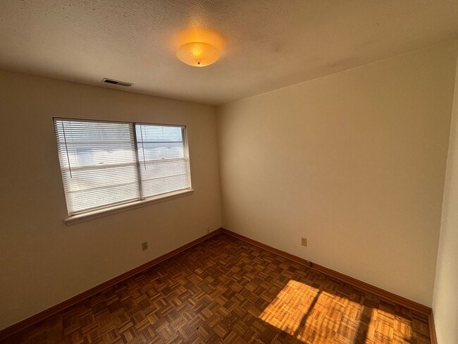 Building Photo - Wonderful 3 Bed 1.5 in Del City - *2 WEEKS FREE ON YOUR SECOND MONTH. FREE APPLICATIONS*