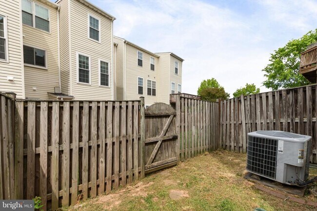 Building Photo - 2372 Woodland Pond Ln