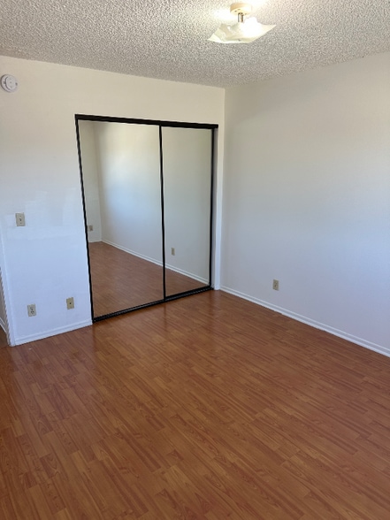 Building Photo - 919 E Windsor Rd