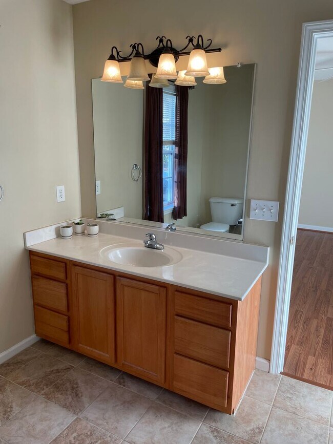 Building Photo - 3 bed 2 bath home