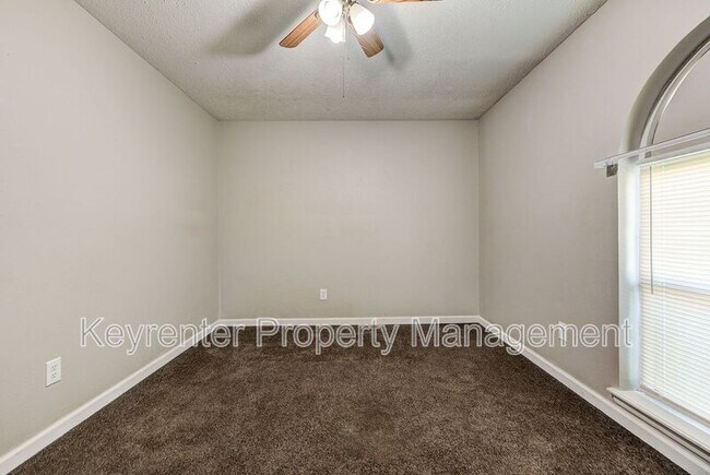 Building Photo - 1120 Kings Ct