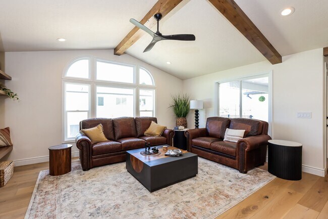 Building Photo - 6 Bed/6 Bathroom house in Riverton
