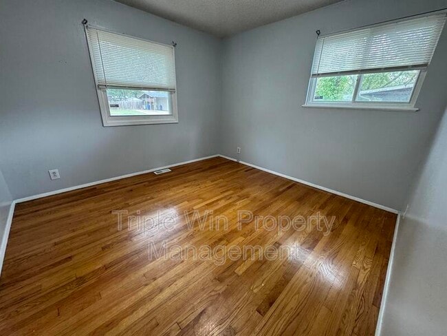 Building Photo - 220 Falcon Dr