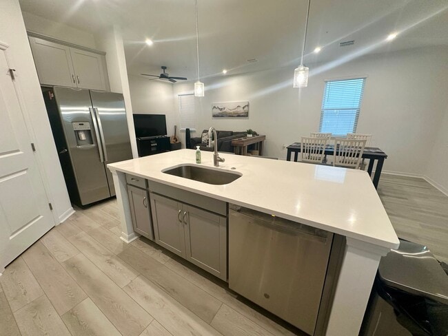 Building Photo - Looking for clean and responsible roommate